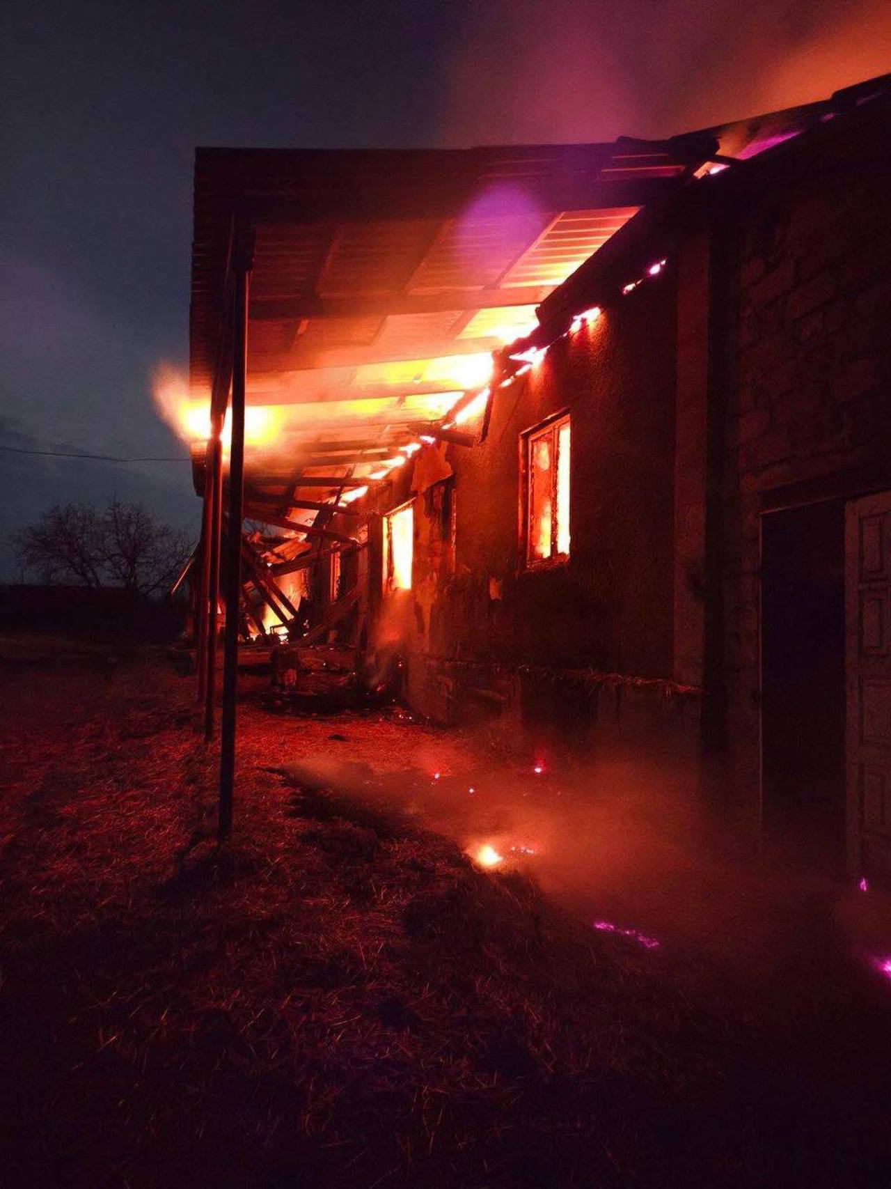 Casă distrusă de flăcări la Bârnova, Ocnița. Salvatorii au evacuat butelii cu gaz pentru a preveni o explozie