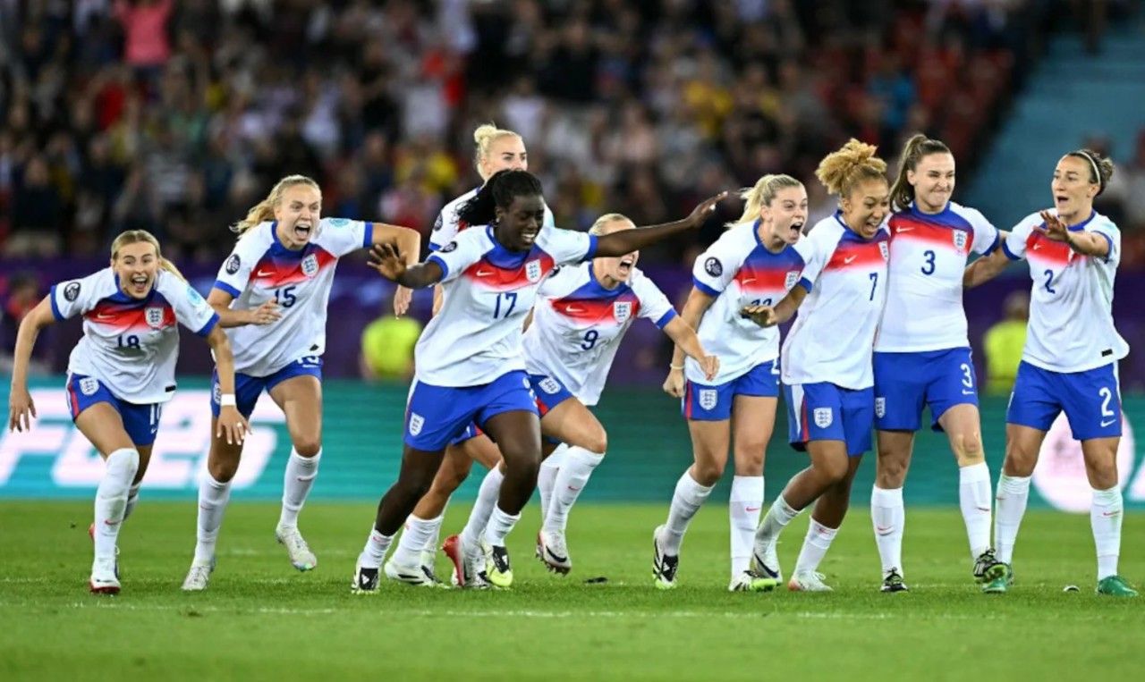 Reprezentativa Angliei s-a calificat dramatic în semifinalele Campionatului European de fotbal feminin 