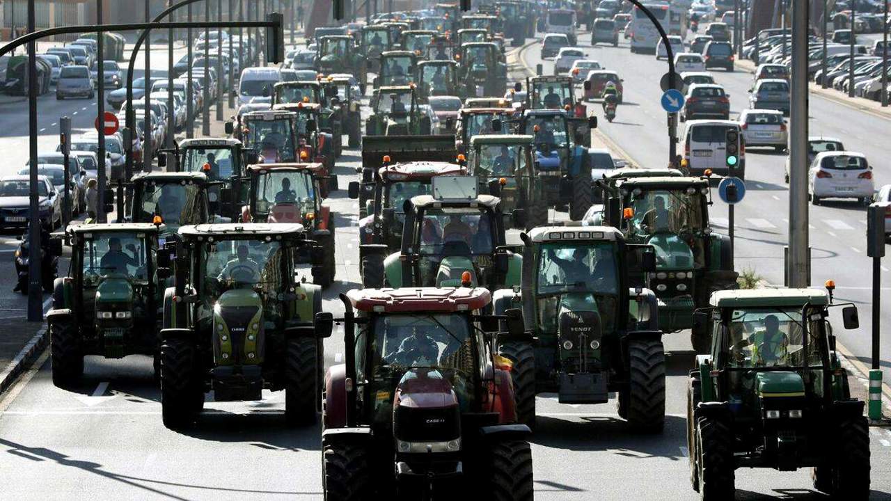 Sute de fermieri spanioli se îndreaptă cu tractoarele spre Madrid