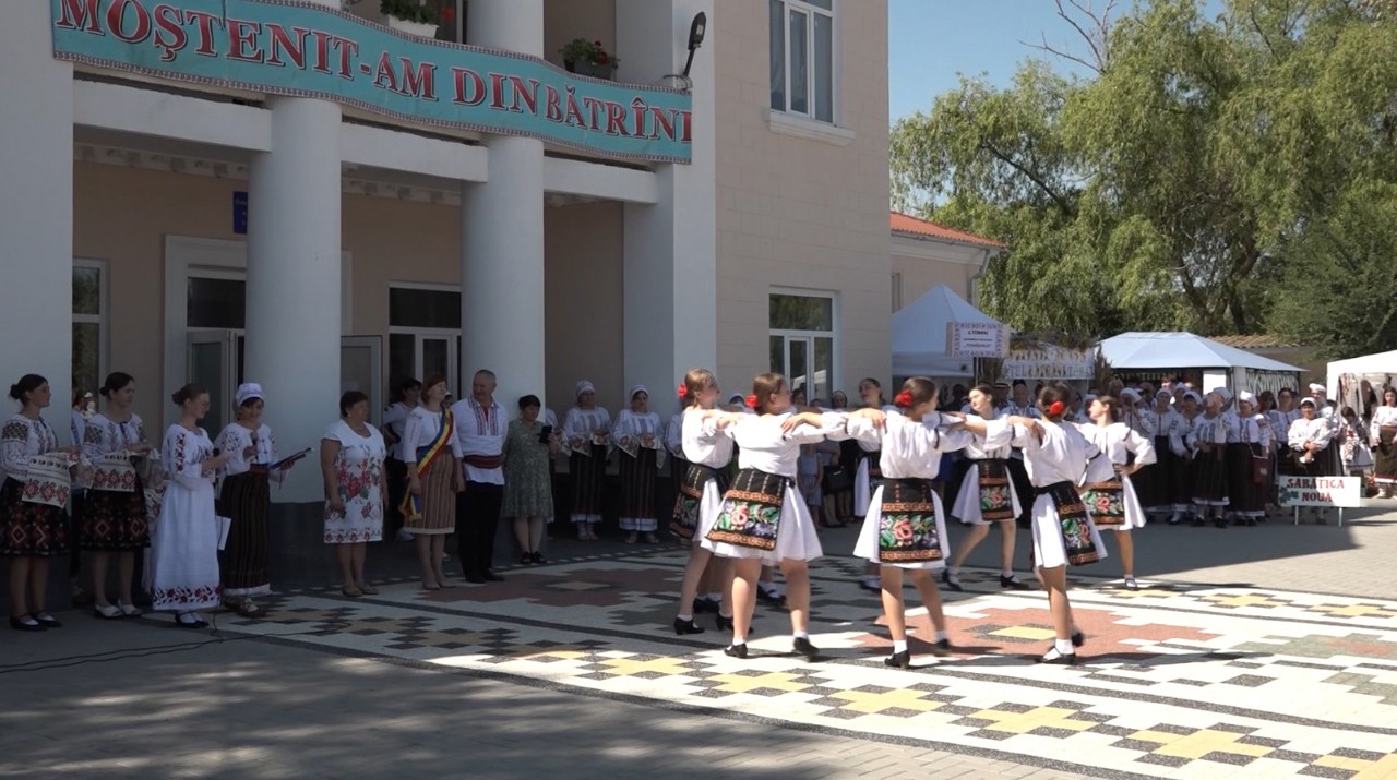 Festivalul „Moștenit-am din bătrâni” a reunit colective artistice și a promovat tradițiile populare   