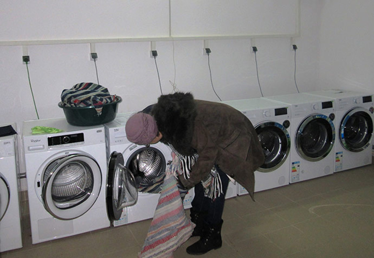 Spălătorii sociale în mai multe sate, cu sprijinul UE: „O rază de speranță pentru vârstnicii și persoanele cu venituri mici” 