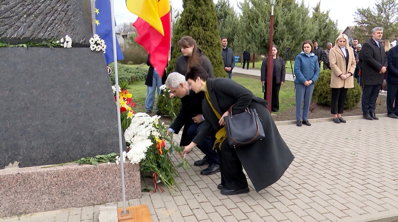 Memoria foametei din 1946–1947, sculptată în piatră la Mingir: Peste 1.400 de localnici, înfometați până la moarte de sovietici