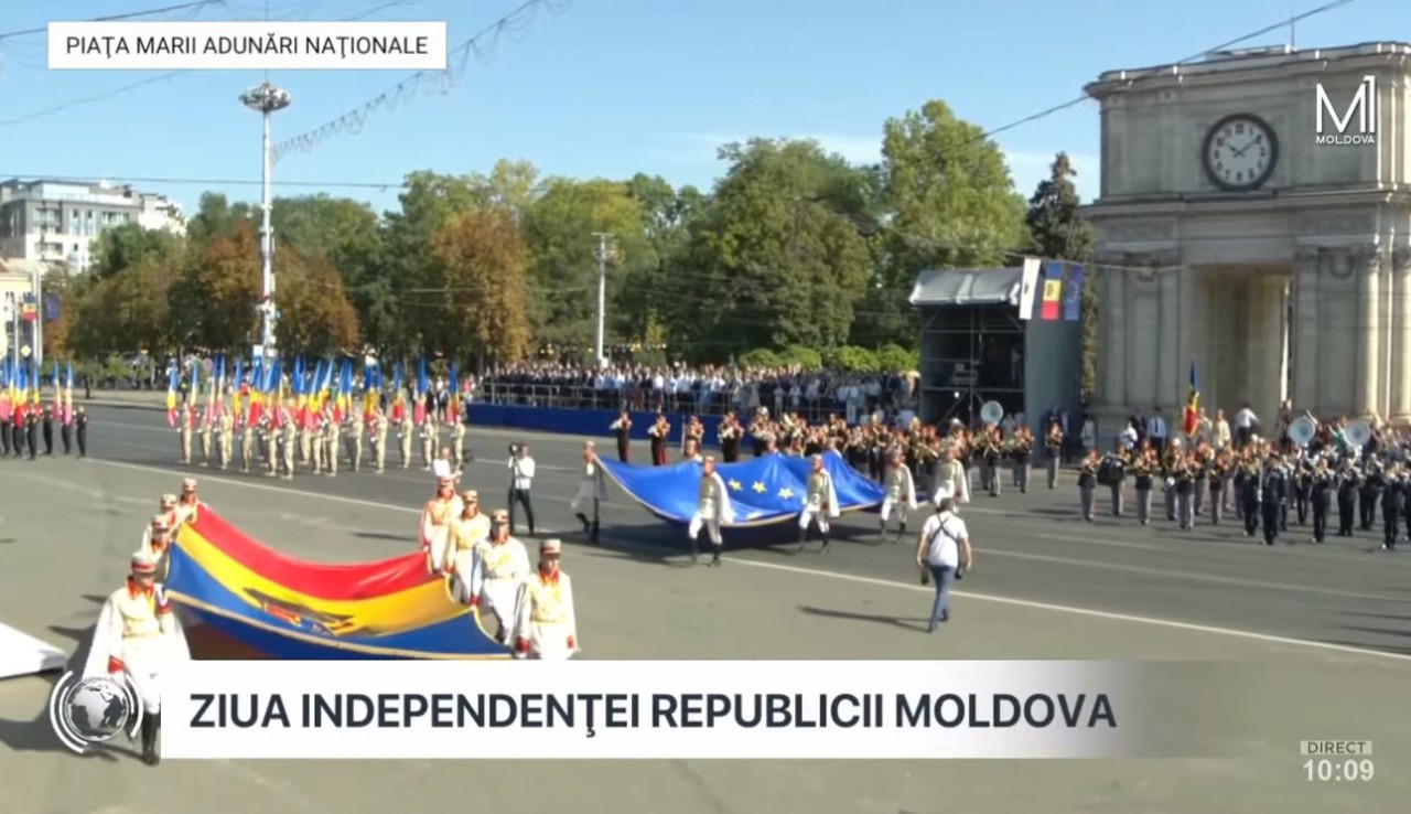 Ziua Independenței, marcată la Chișinău prin depuneri de flori și un program cultural-artistic în Piața Marii Adunări Naționale 