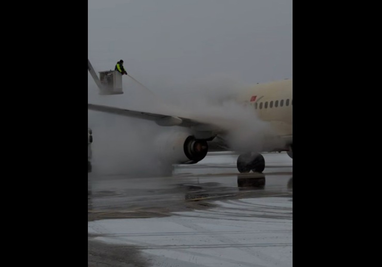 Întârzieri la aeroport din cauza vremii: Pasagerii, îndemnați să verifice din timp informațiile despre zboruri