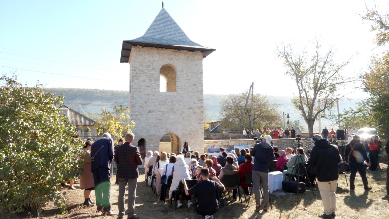 Turnul clopotniței, monument de sute de ani din satul Vadul-Rașcov, restaurat: „Este un patrimoniu, o lecție de istorie”