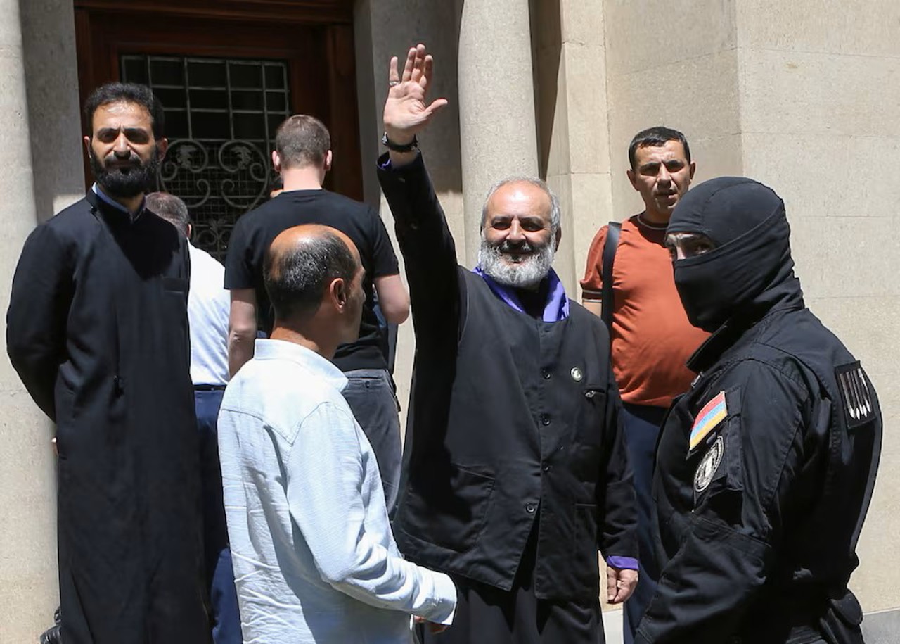 Armenia a arestat un arhiepiscop și alte 13 persoane pentru tentativă de lovitură de stat