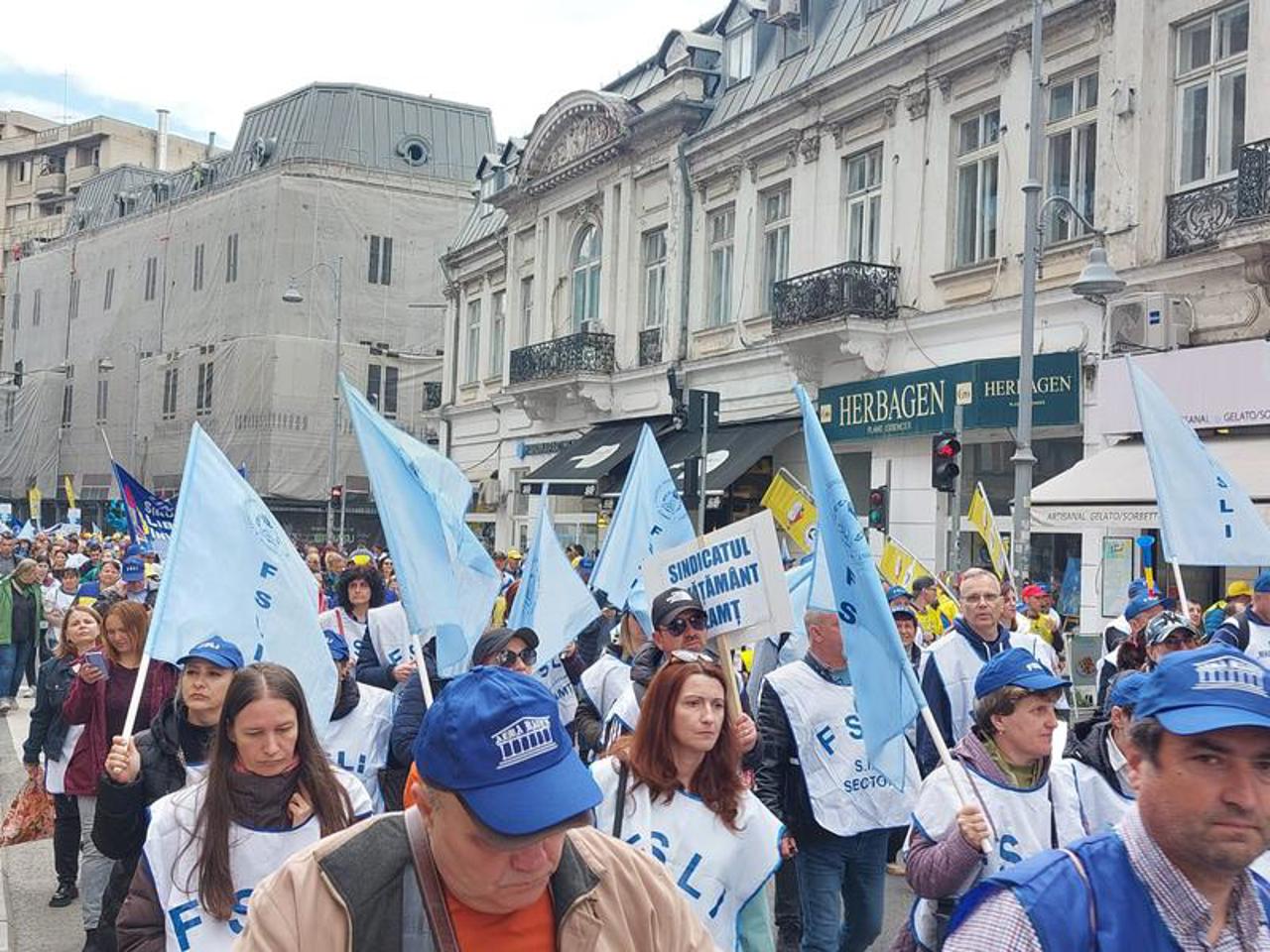 More than 15,000 Romanian education workers have called off the strike. Over 50% of all teachers are still protesting