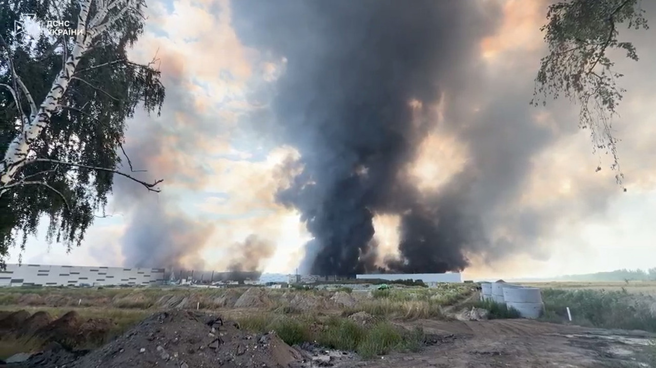 Explozii și incendiu puternic după un atac rusesc în regiunea Kiev. Sunt morți și răniți