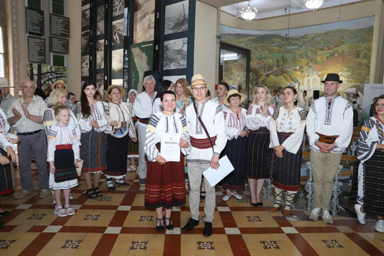 Meșteri populari, artiști și vizitatori de rând au venit la Ziua Naționala a Portului Popular în cele mai frumoase haine tradiționale