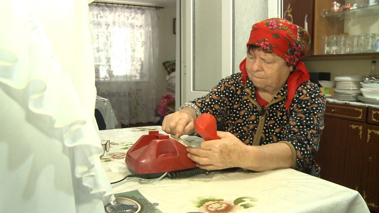 Mai puțin de jumătate de oră pe lună: Cât de des mai folosesc moldovenii telefonul fix