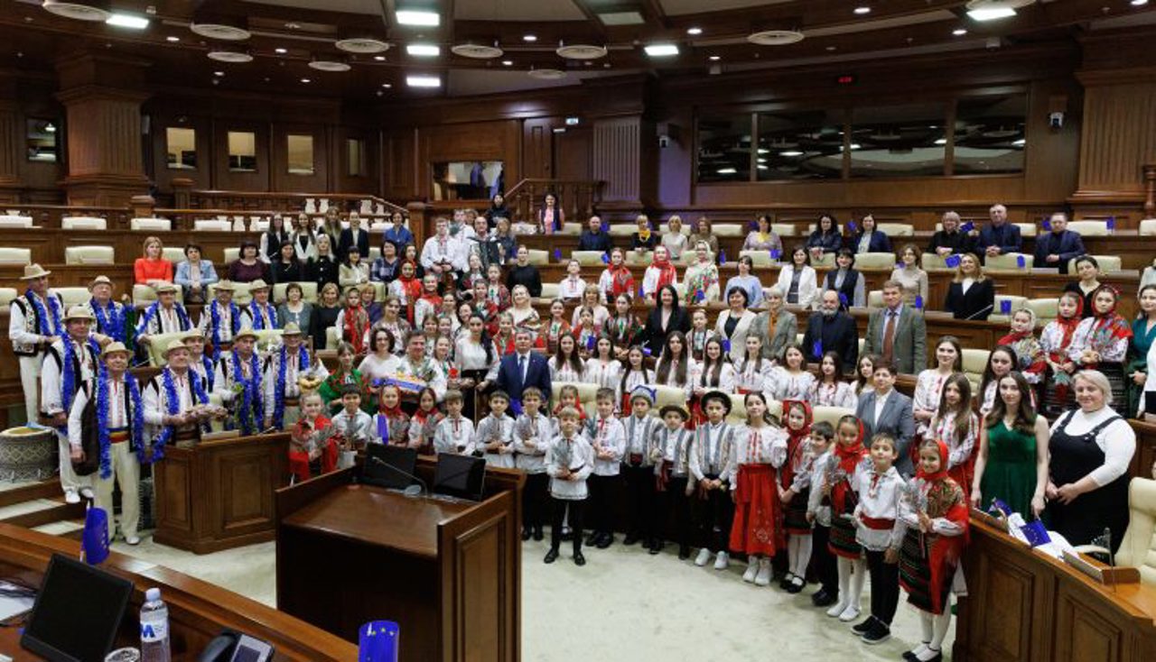 Tradițiile și obiceiurile de iarnă, sărbătorite la Parlament. Peste 30 de colective artistice din țară i-au urat și colindat pe deputați