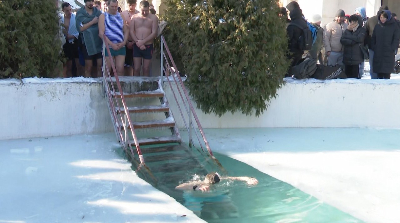 VIDEO | Slujbă, de Bobotează, la Mănăstirea Țigănești: câțiva creștini s-au scufundat în apa rece din curtea lăcașului