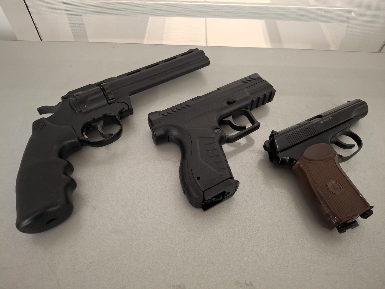 Pneumatic weapons discovered at the airport in a passenger's suitcase