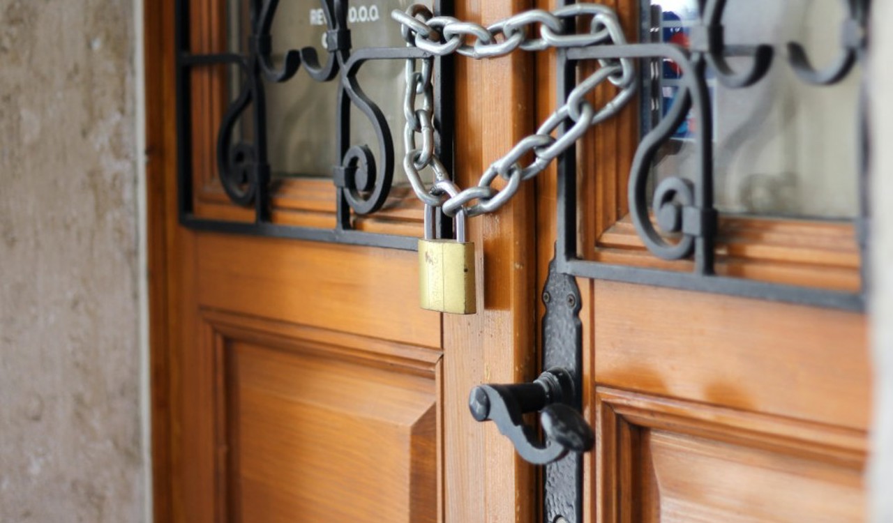 Locuitorii din Mânzătești au rămas fără singurul magazin alimentar: „Nu avem de unde cumpăra pâine, produse de primă necesitate”