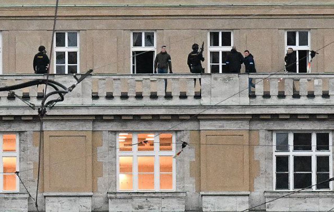 BBC/ Forțele speciale cehe în balconul universității