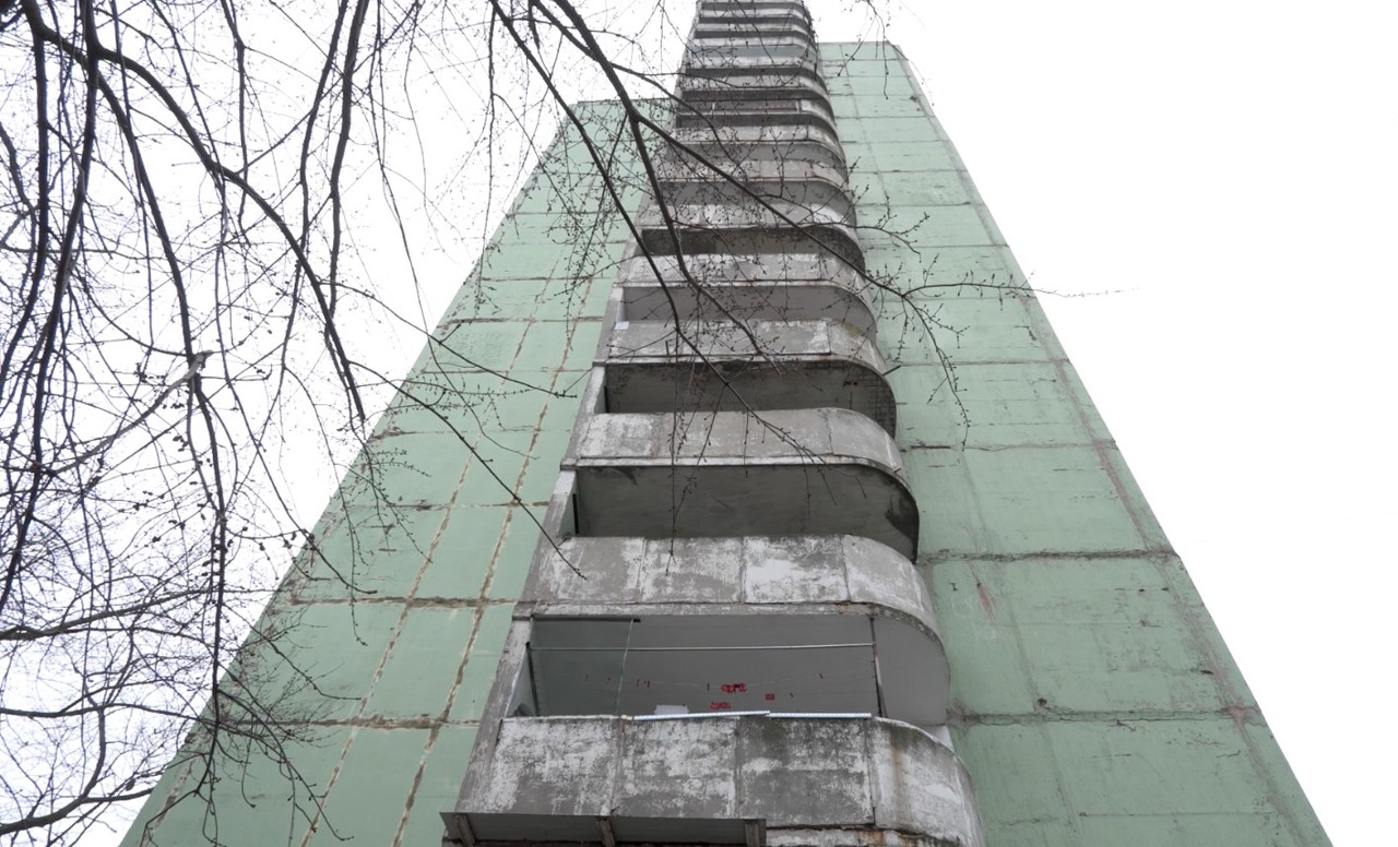 Balcon prăbușit, probleme nerezolvate. Locatari: „Blocul e lăsat în voia sorții”