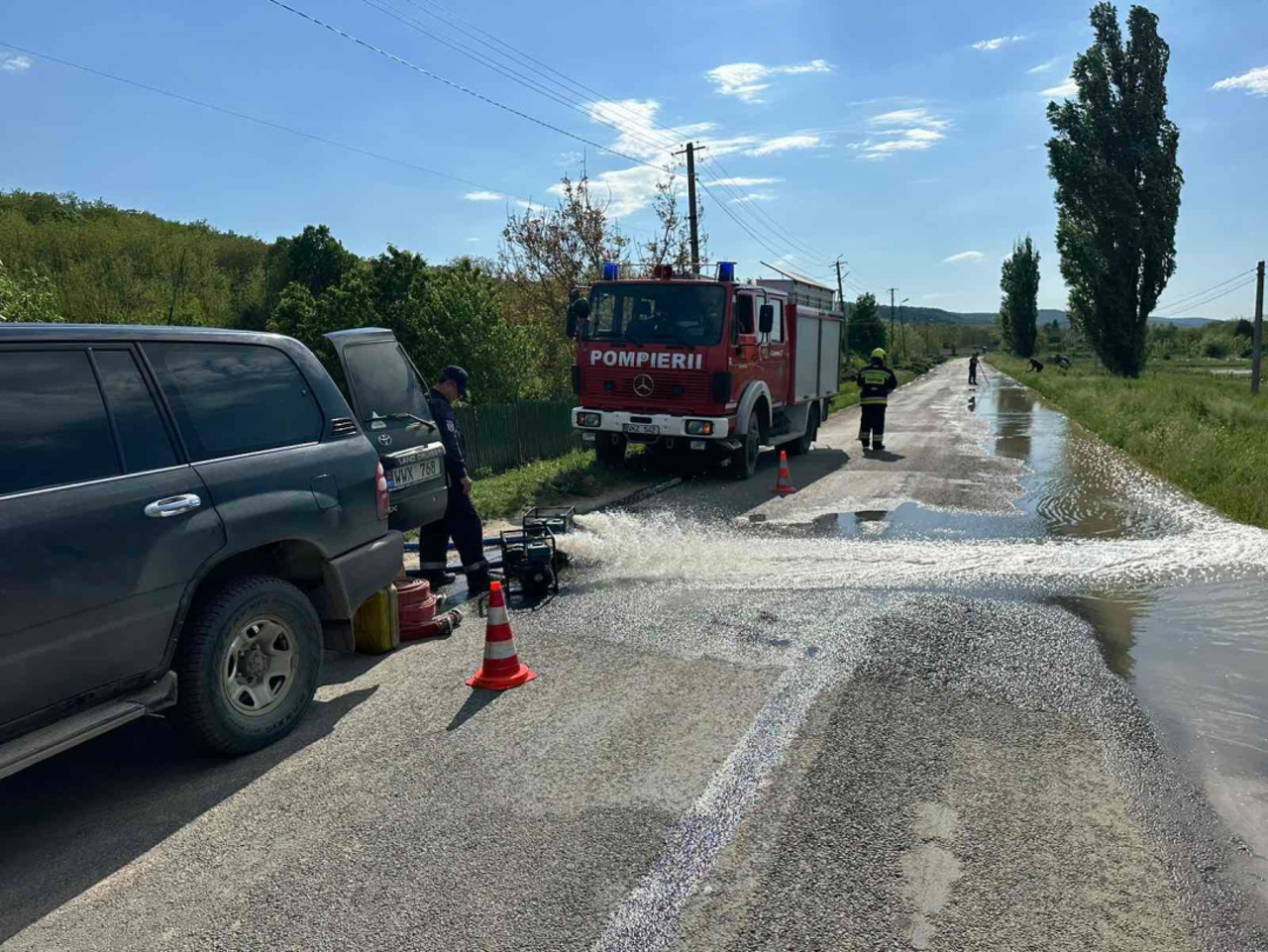 Consecințele ploilor | Salvatorii au intervenit pentru pomparea apei în mai multe localități și deblocarea drumurilor  