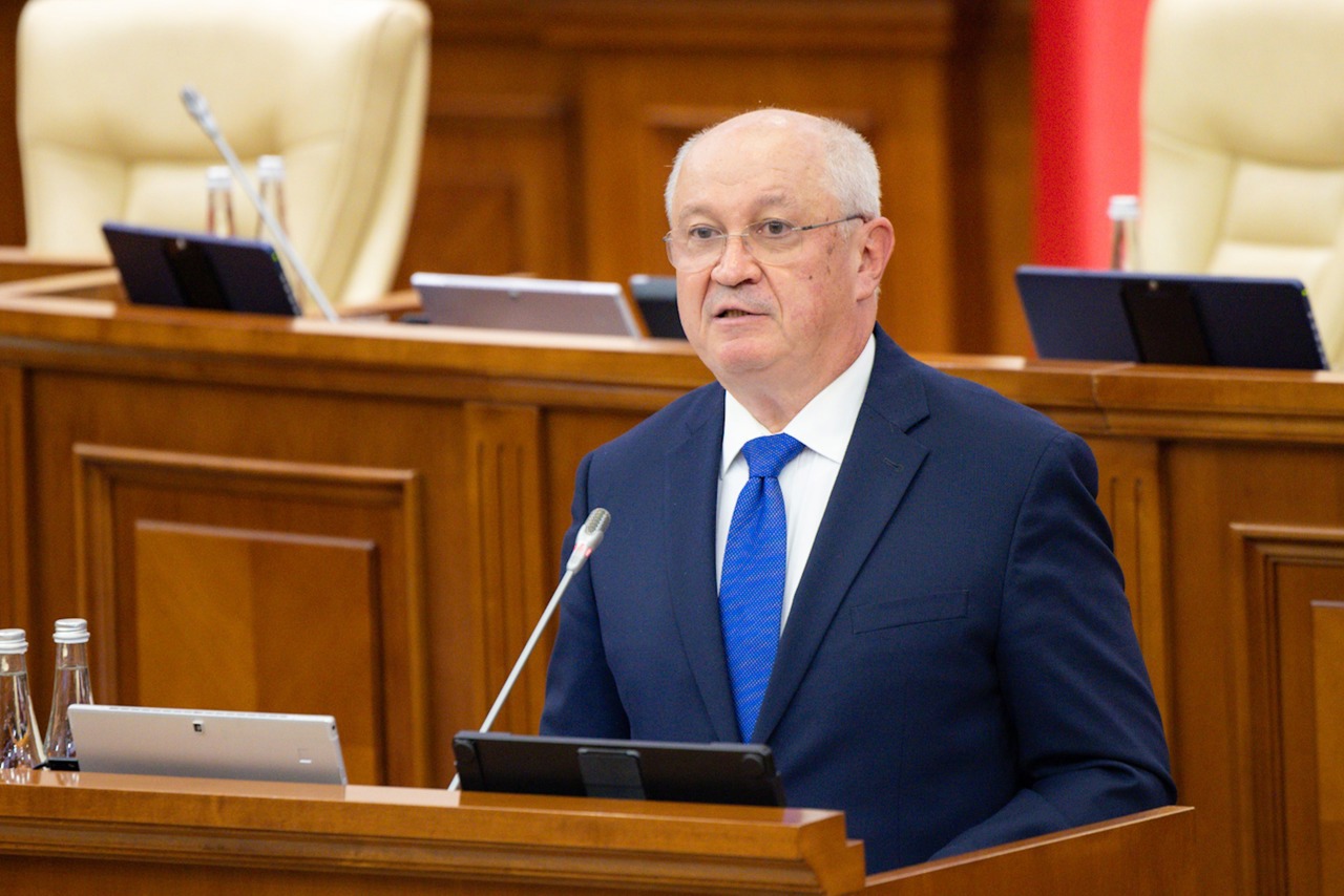Scandalurile și reformele inițiate, printre cauzele demisiei premierului, spun experții. Când ar putea fi învestit noul Guvern