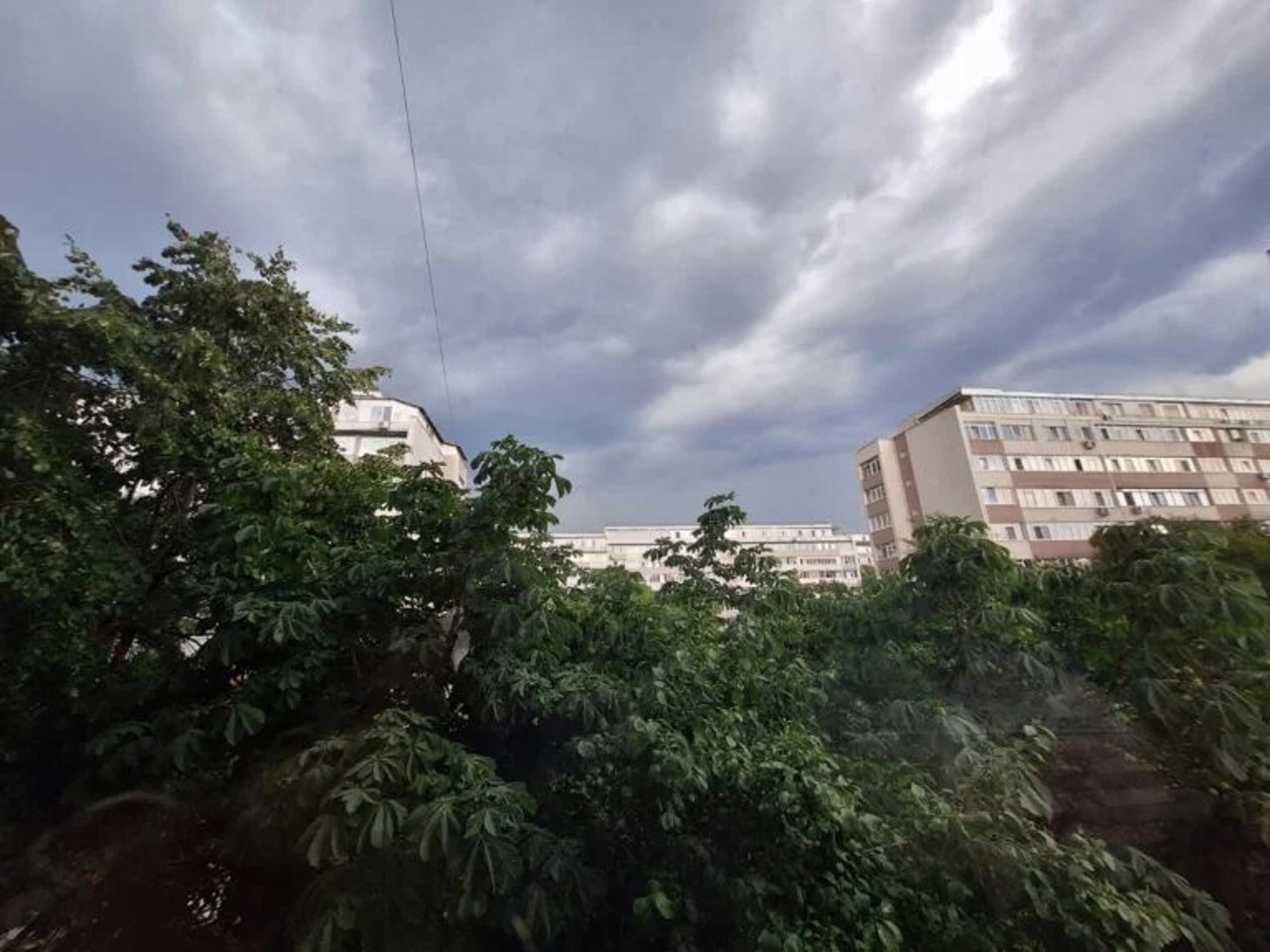 Синоптики предупреждают о нестабильной погоде на выходных. По всей стране объявлен желтый уровень метеоопасности