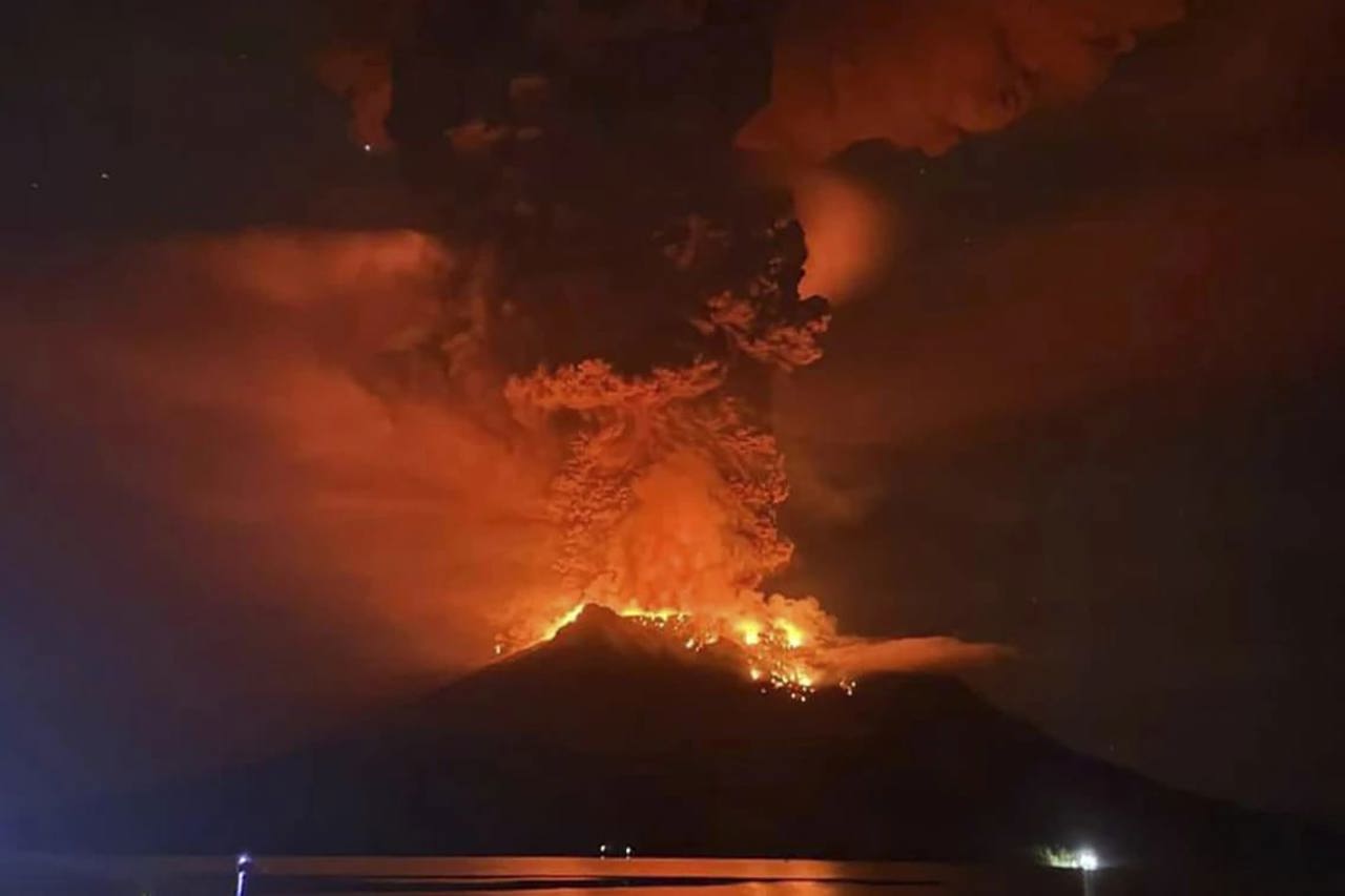 Alertă de tsunami după ce un vulcan din Indonezia a avut mai multe erupții mari. Aproximativ 11.000 de persoane sunt evacuate din zonă
