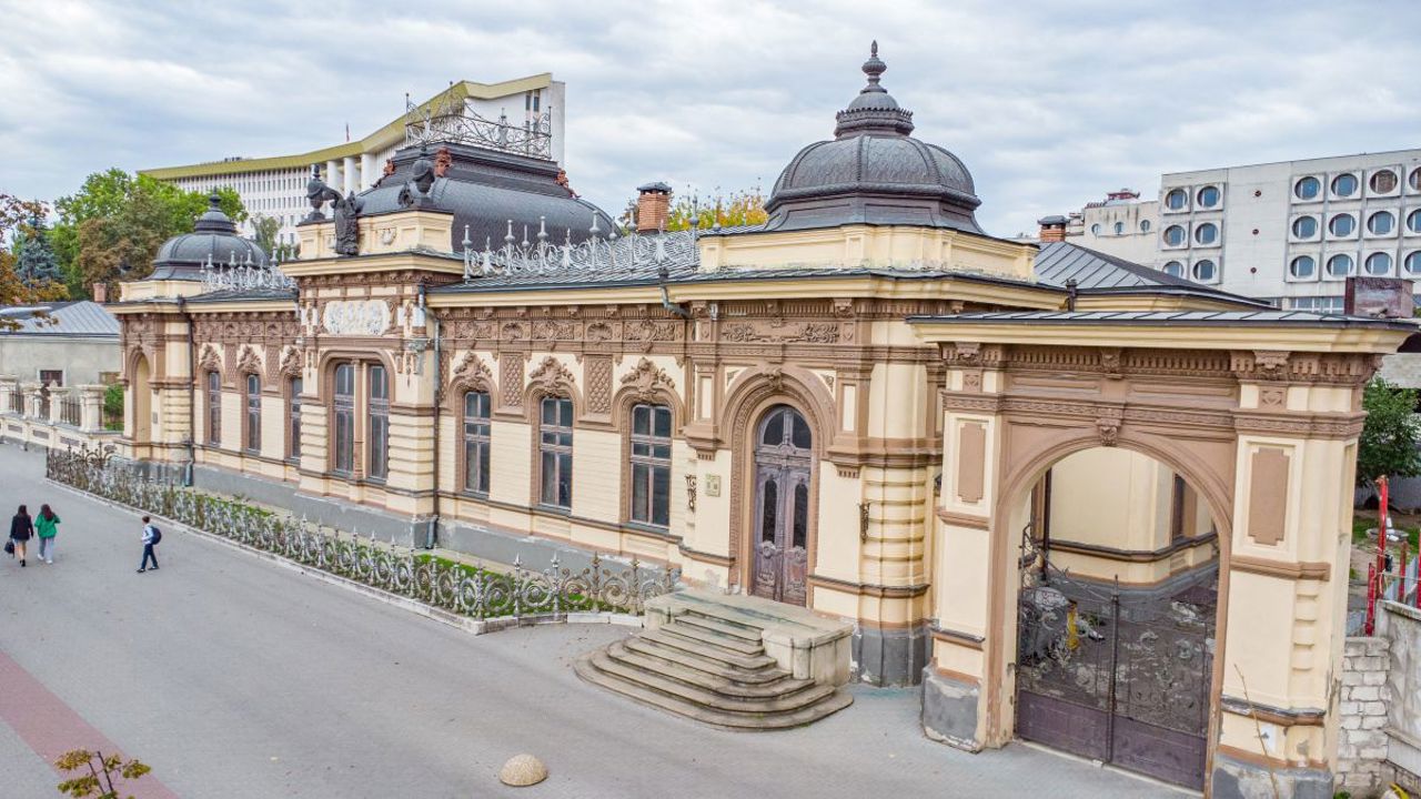 Două simboluri ale Chișinăului, restaurate cu sprijin francez: Specialiștii decid cum pot fi salvate vilele Herța și Kligman