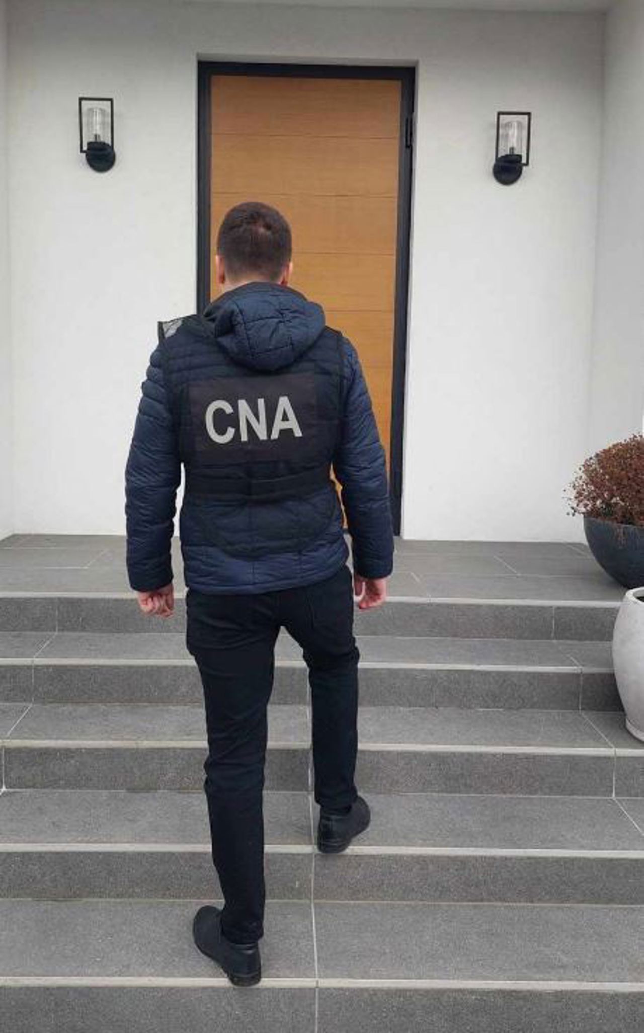 Percheziții la doi funcționari publici, cercetați pentru fals în acte