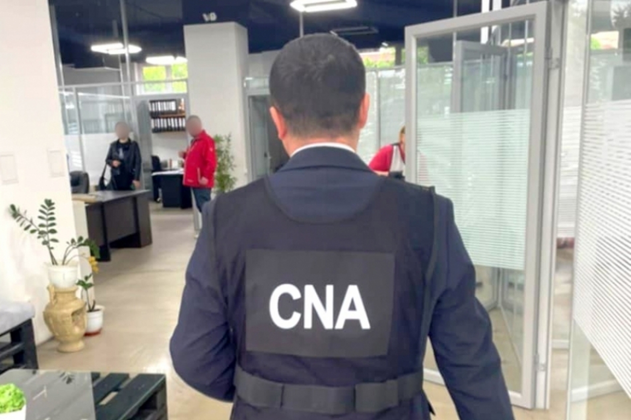 Un vameș și un broker vamal, reținuți de CNA și procurori