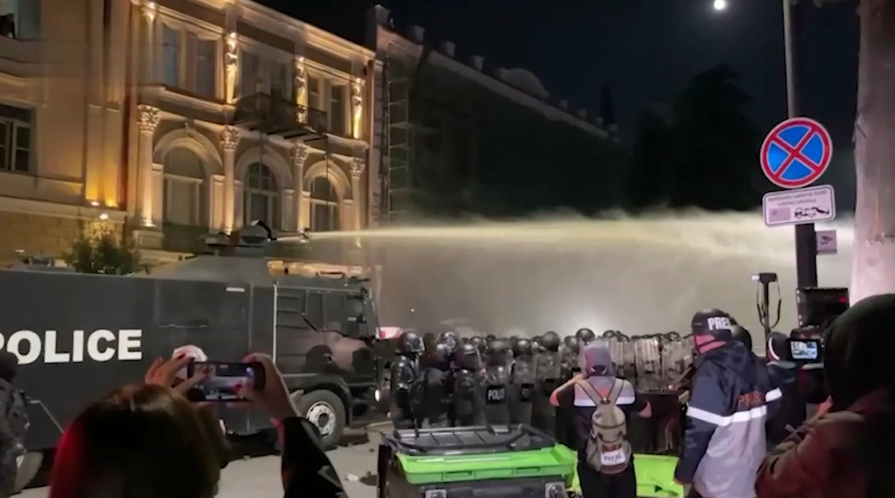 Violent Tbilisi clashes after elections; opposition disputes vote. Maia Sandu: “Moldova stands with Georgia”