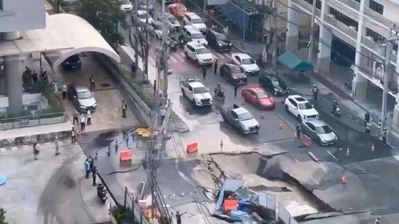 Groapă uriașă, de înălțimea a 16 etaje, a apărut în centrul Bangkokului în urma ploilor 