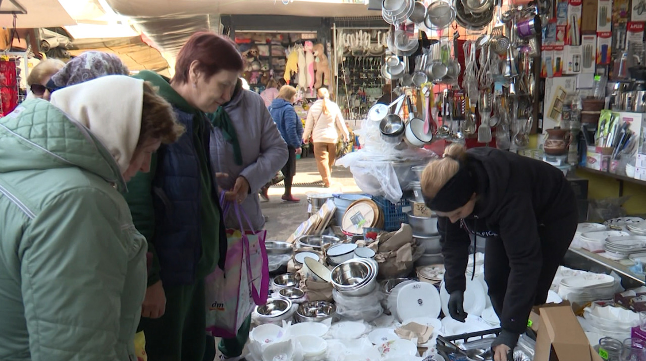 Cumpărături în toi înainte de Paștele Blajinilor: Prosoapele și dulciurile, cele mai căutate