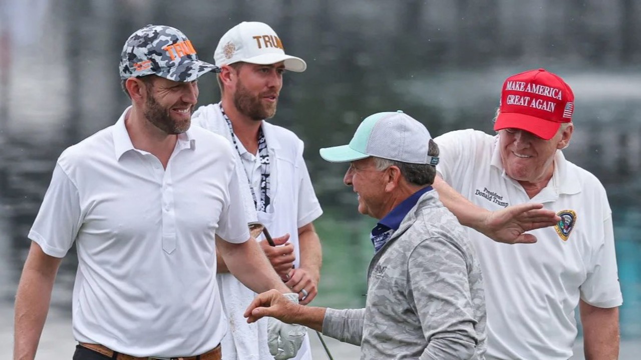 Reuters / Eric Trump și Donald Trump, alături de Steve Witkoff pe terenul de golf din Bedminster, New Jersey, pe 10 august 2023, în timpul unei runde demonstrative din turneul LIV Golf