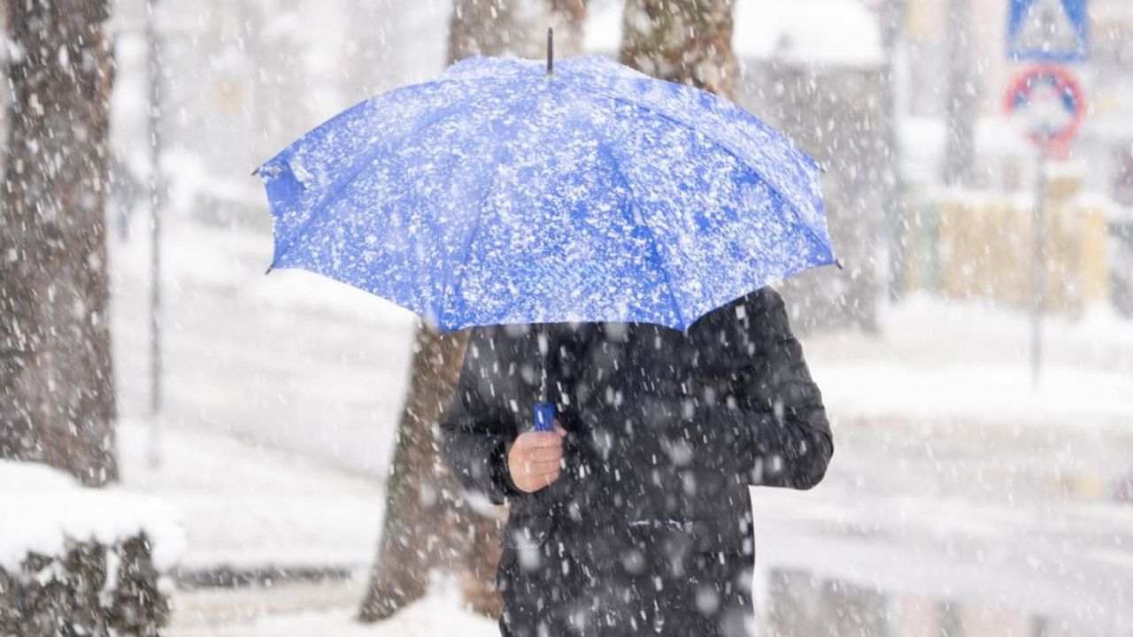 Meteorologists forecast sleet and snowfall for this weekend