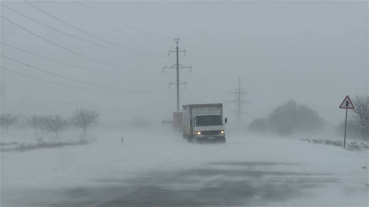 Consecințele vremii | Mașini blocate și restricții de circulație pentru transportul de mare tonaj în toată țara