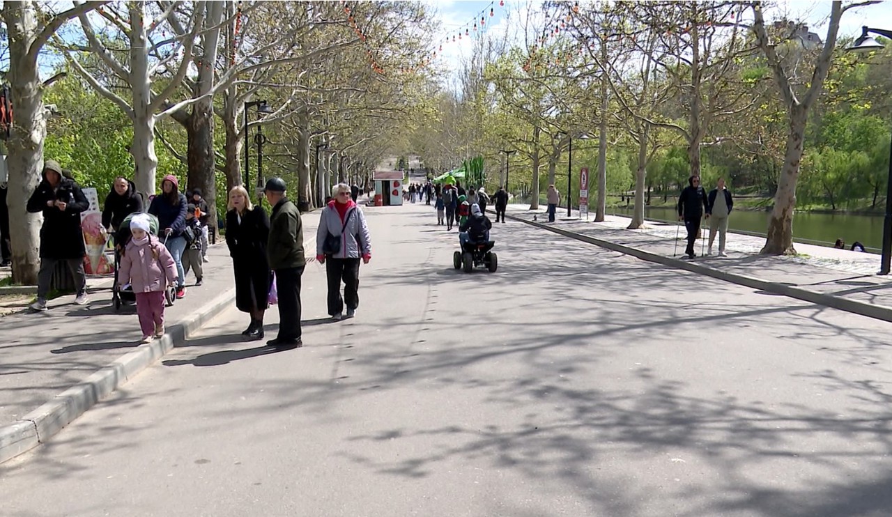 Plimbări în oraș, muncă în câmp la sate - așa au marcat moldovenii ziua de 1 mai 