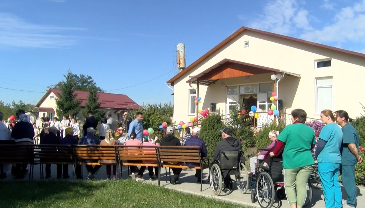 Centru de plasament la Căprești: 50 de beneficiari se bucură de un spațiu renovat și adaptat necesităților lor