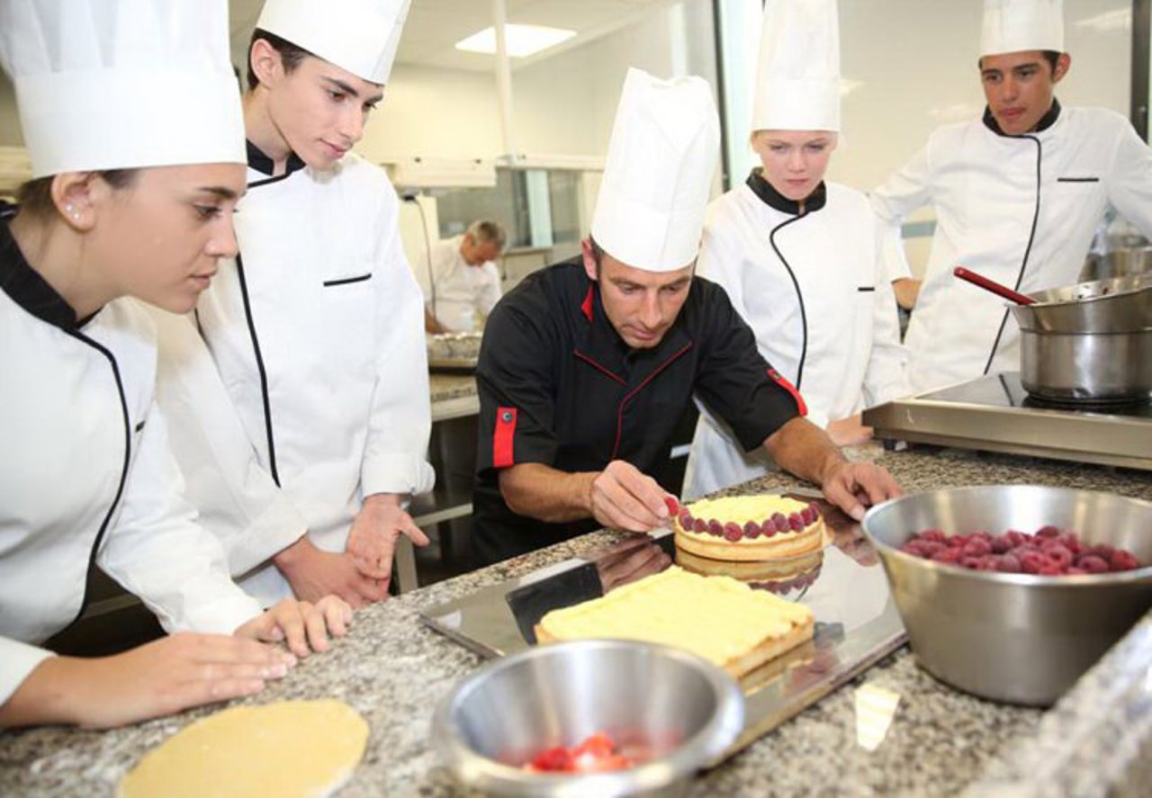 Și bursă, și salariu: Învățământul dual le oferă tinerilor independență financiară și șanse mai mari la angajare