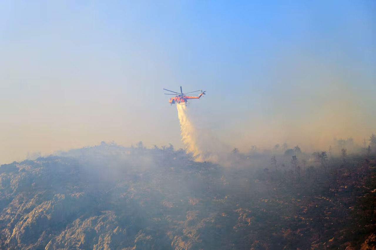 В Греции десятки пожарных пять дней не могут укротить пламя, разгоревшееся на горе Фалакро