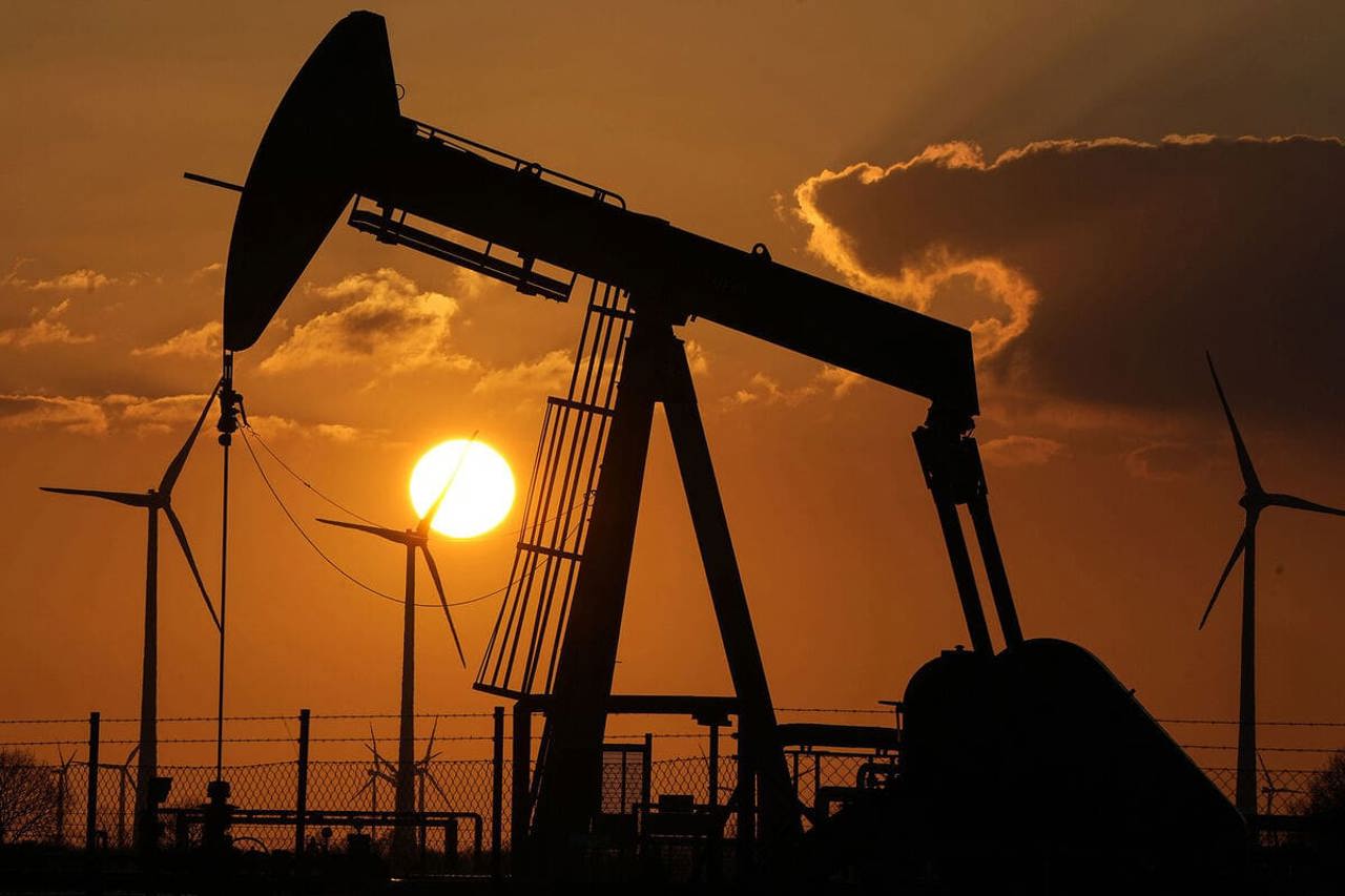 СМИ: Еврокомиссия предложит плавающий потолок цен на российскую нефть