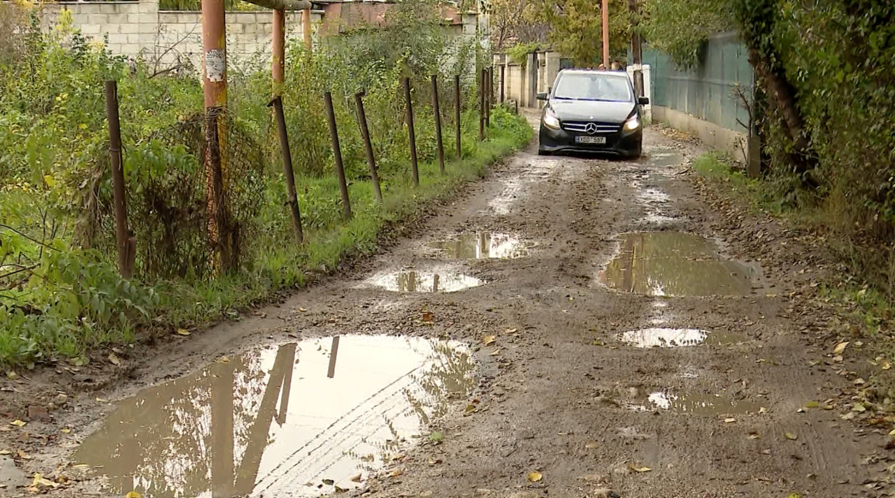 „Nici la țară nu este așa!” Strada Roșiori din Chișinău, un coșmar pentru șoferi și pietoni