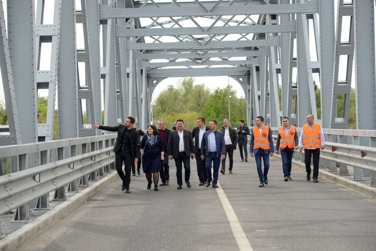 Развитие румынии. Мост в Джурджулешты. Автомобильный мост Галац-Джурджулешты. Работа на мосту. Румыния транспорт.