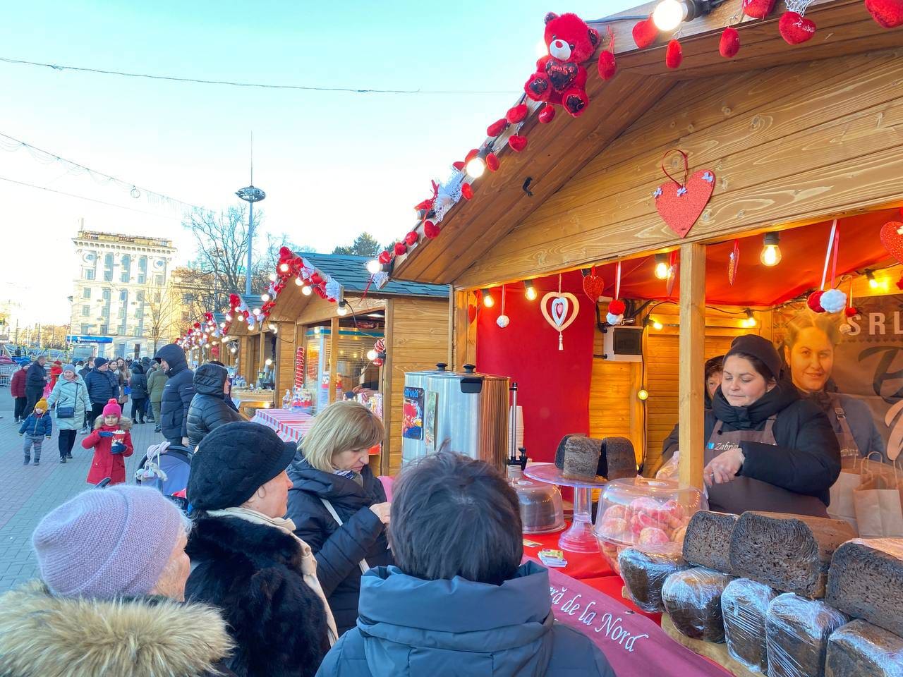 Mărțișoare, produse alimentare și obiecte de decor: Primul Târg de primăvară din acest an își așteaptă vizitatorii