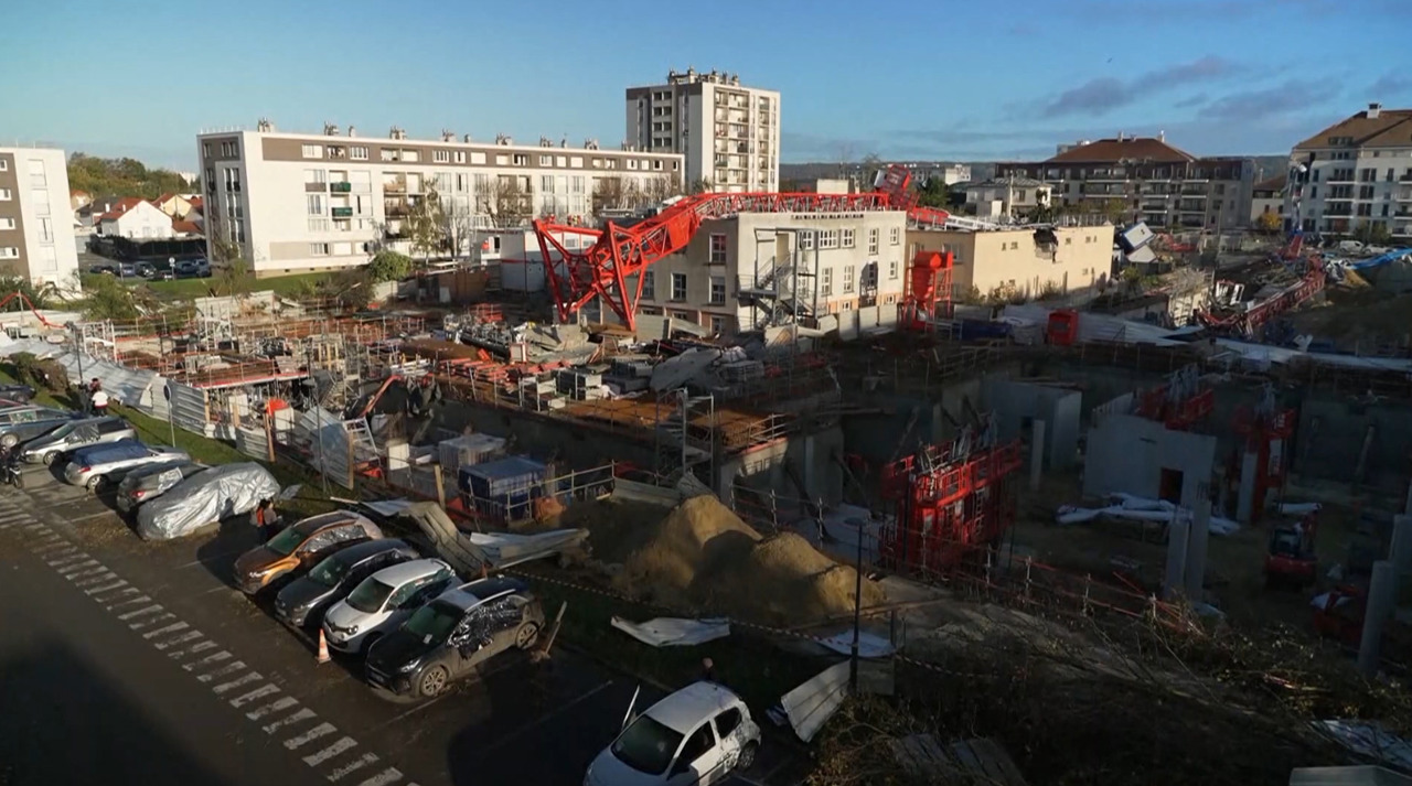 Tornadă violentă în nordul Franței: trei macarale s-au prăbușit pe un șantier. Sunt victime