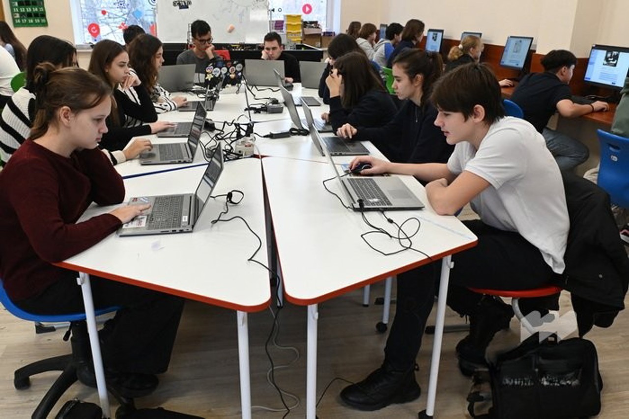 Elevii de clasa a IX-a și a XII-a își pot testa competențele digitale: A început etapa a II-a a evaluării naționale