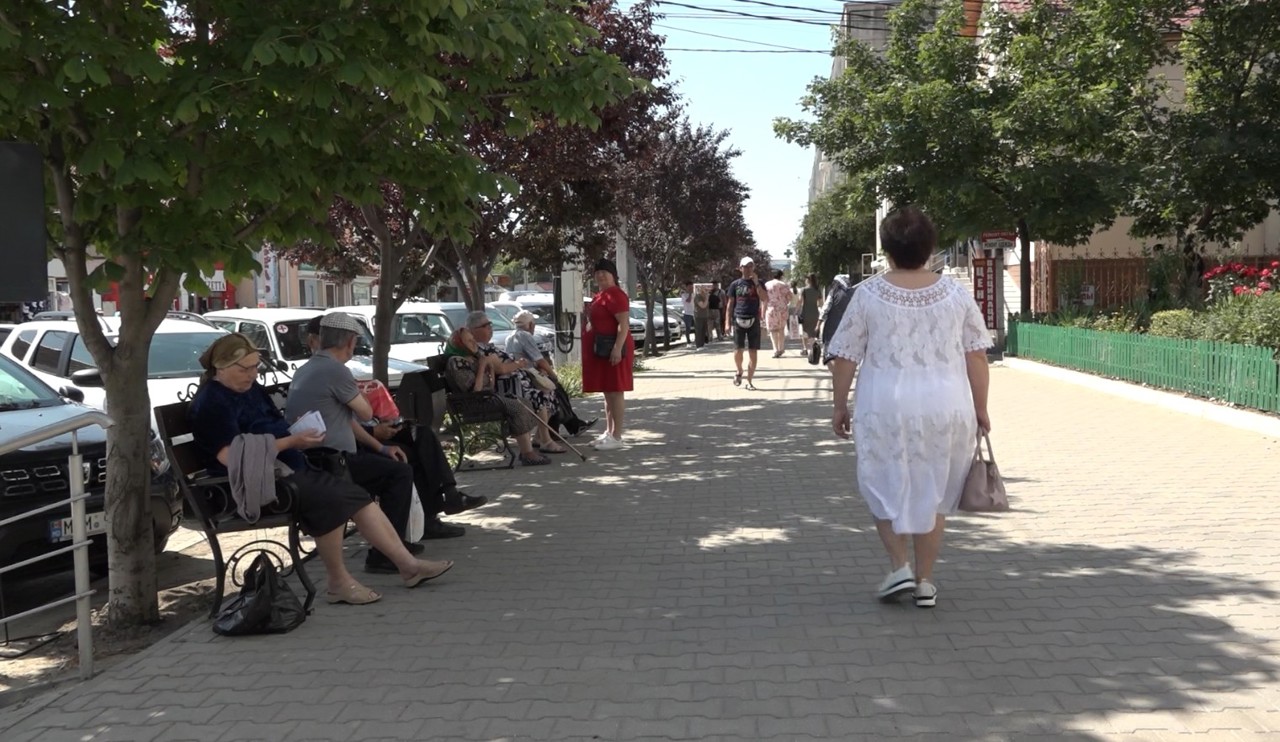 Cum luptă moldovenii cu vremea toridă: consumă multă apă și evită expunerea la soare