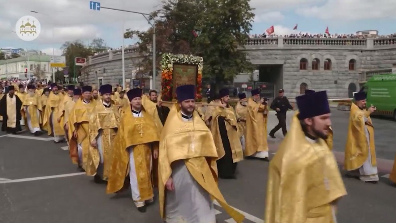 Крестный ход ко дню Москвы и путинский режим:  как удалось мобилизовать людей и кто был замечен на шествии