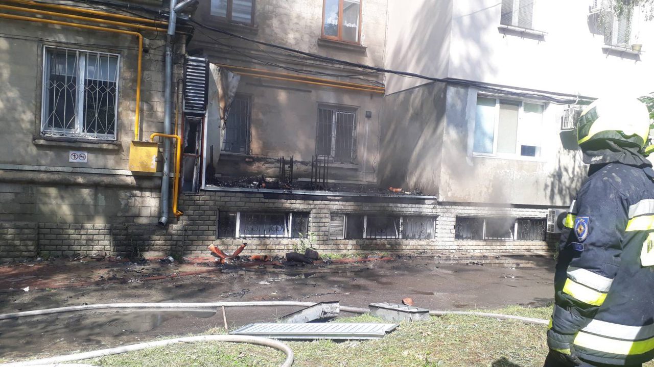 Incendiu într-un local din Chișinău. Patru echipaje de pompieri, la fața locului