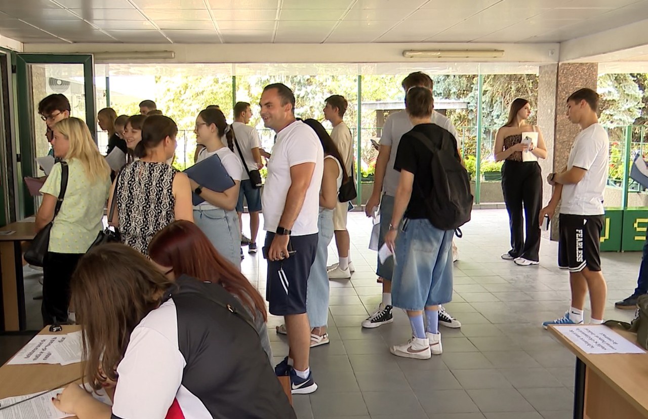 Universitățile din R. Moldova „numără studenții”: candidații admiși sunt așteptați să depună actele în original