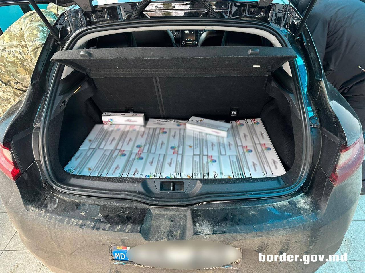 Un tănăr a fost prins de polițiștii de frontieră, în timp ce transporta țigări de contrabandă din Ucraina