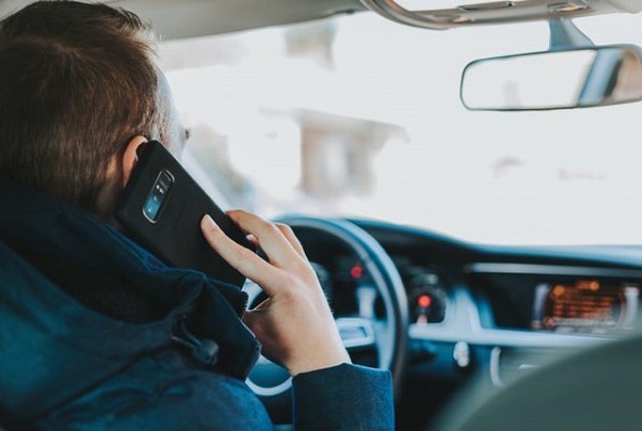 Șoferii prinși că vorbesc la telefon în timpul condusului, trași pe dreapta: Ce pedepse vor aplica oamenii legii