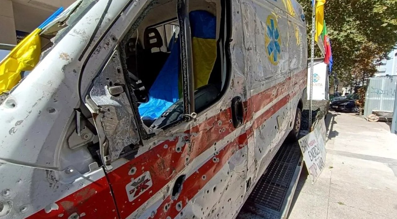 O ambulanță ucraineană ciuruită de gloanțe a fost expusă în fața Ambasadei Rusiei din Lisabona 